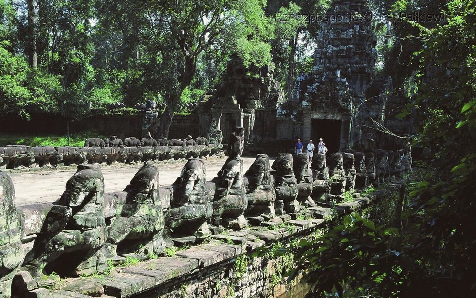 Aleja Olbrzymów wiodąca do buddyjskiej świątyni Preah Khan