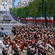Poprzednie obchody przypominała tylko wielka parada wojskowa na Champs-Élysées
