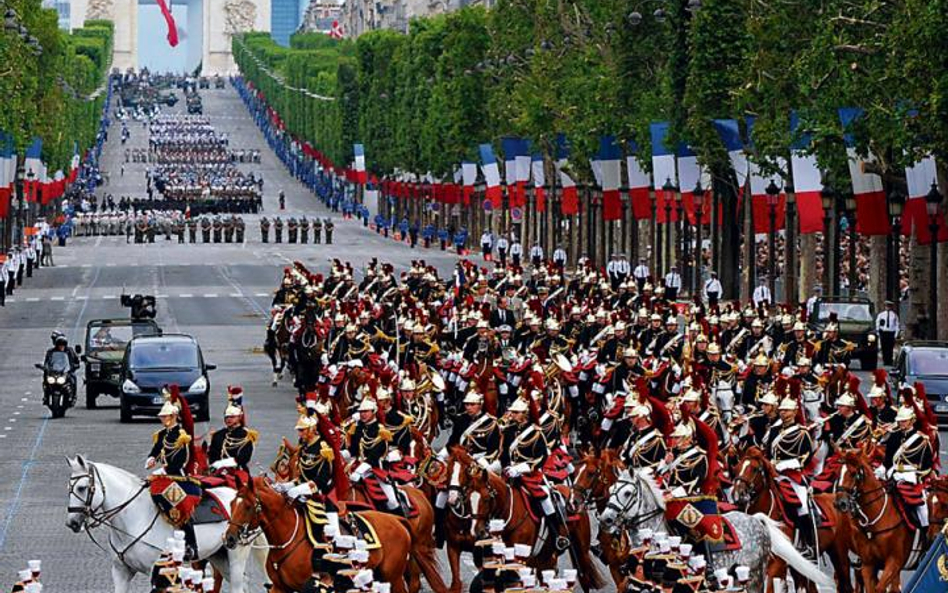 Poprzednie obchody przypominała tylko wielka parada wojskowa na Champs-Élysées