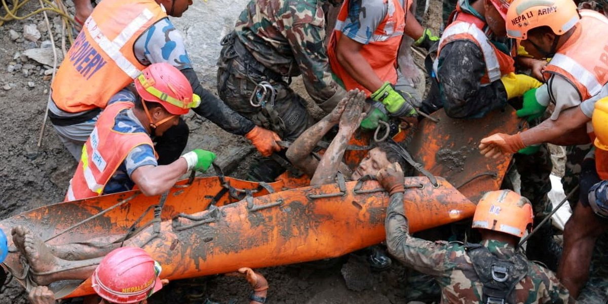 Cud w Nepalu: dwie osoby uratowane po 9 dniach pod lawiną błotną w tunelu