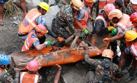 Po dziewięciu dniach od kataklizmu, który nawiedził Nepal, z zasypanego tunelu uratowano dwie osoby