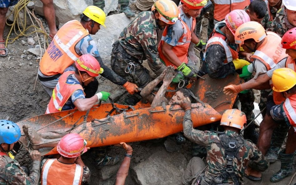 Po dziewięciu dniach od kataklizmu, który nawiedził Nepal, z zasypanego tunelu uratowano dwie osoby