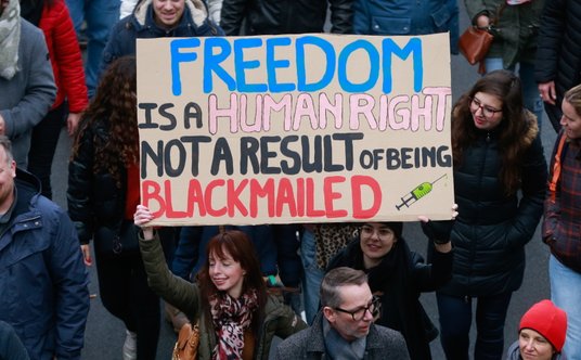 "Wolność to prawo człowieka, a nie wynik szantażu" - głosił transparent niesiony przez parę uczestni