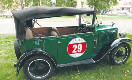 Kabriolet jest wyposażony w brezentowy dach. Gdy pada i wieje, montujemy też boczne szyby.