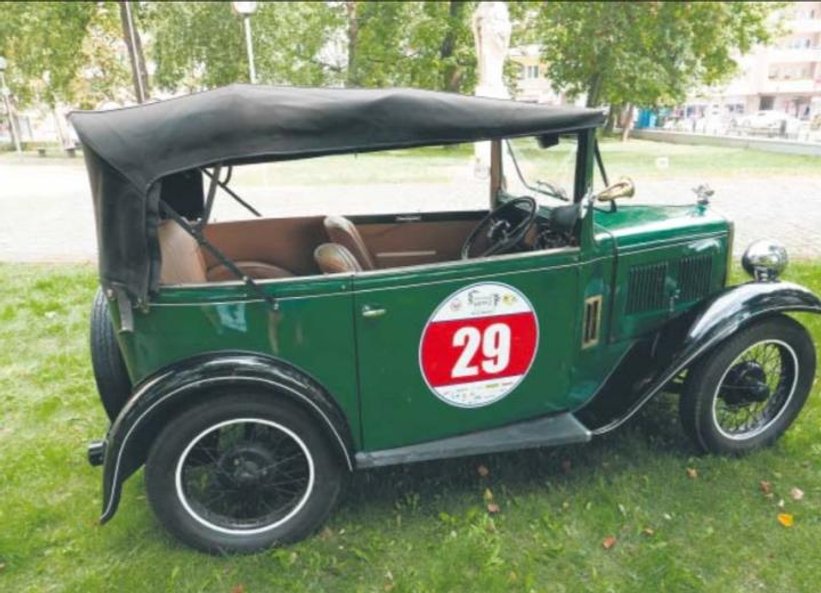 Kabriolet jest wyposażony w brezentowy dach. Gdy pada i wieje, montujemy też boczne szyby.