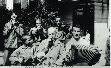Janusz Korczak gra w orkiestrze z wychowankami Domu Sierot, Lata 20. XX wieku