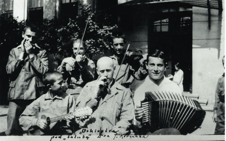 Janusz Korczak gra w orkiestrze z wychowankami Domu Sierot, Lata 20. XX wieku