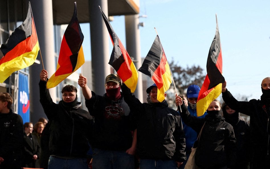 Zwolennicy partii Alternatywa dla Niemiec (AfD)  podczas wiecu wyborczego AfD w Hohenschoenhausen w 