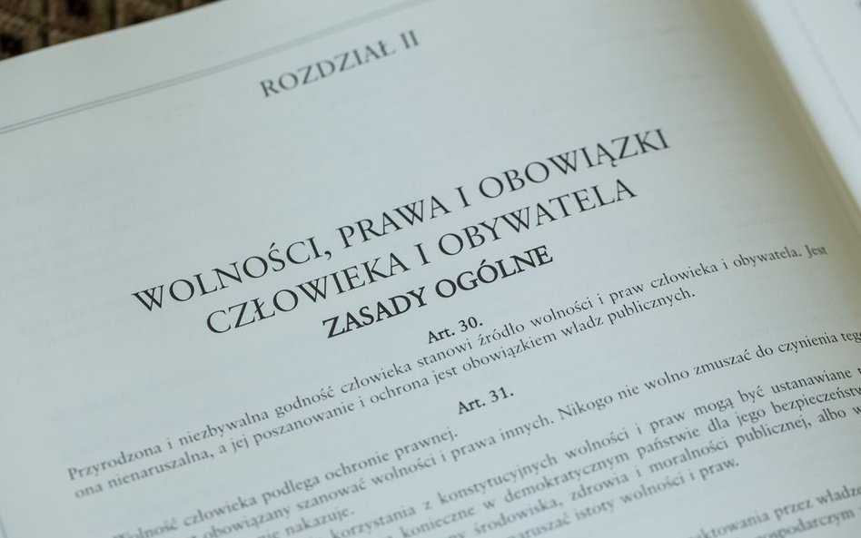 Koszulki z "Konstytucją" na koncercie. Poseł PIS oburzony