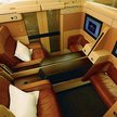 Luksusowe wyposażenie w pierwszej klasie linii Etihad. Futurystyczne fotele złożone...