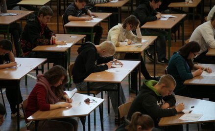 Gimnazjaliści podczas egzaminu