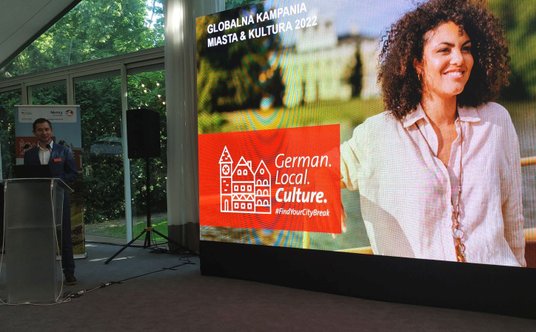 Przewodniczką po całej kampanii jest niemiecka piosenkarka i modelka Julianna Towsend