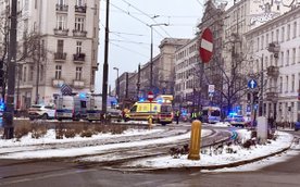 Tramwaj linii 10 najechał na tył wozu linii 18, która w tym czasie stał na przystanku. Przyczyną kol