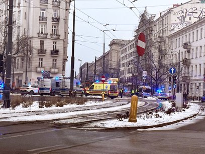 Tramwaj linii 10 najechał na tył wozu linii 18, która w tym czasie stał na przystanku. Przyczyną kol