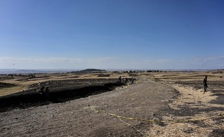 Bliscy ofiar katastrofy Boeinga dostają ziemię z miejsca tragedii