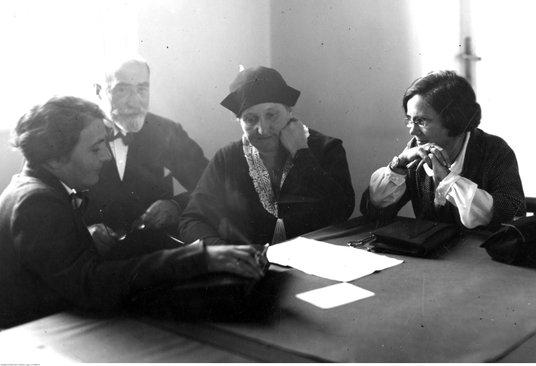 W kuluarach sejmowych. Widoczni: senator Ludwik Józef Evert, senator Hanna Hubicka (pierwsza z lewej