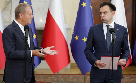 Premier Donald Tusk (L) oraz minister finansów Andrzej Domański (P)