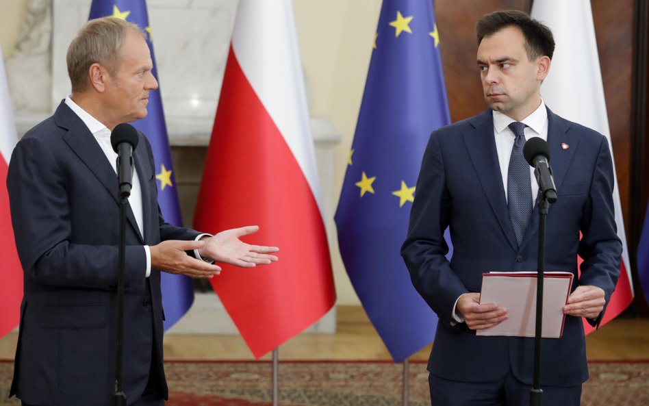 Premier Donald Tusk (L) oraz minister finansów Andrzej Domański (P)