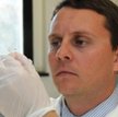 Dr Joseph B. Ciolino, który kierował pracami, prezentuje leczniczą soczewkę