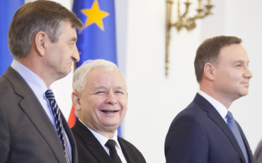 Szef KPRM Marek Kuchciński, prezes PiS Jarosław Kaczyński i prezydent Andrzej Duda