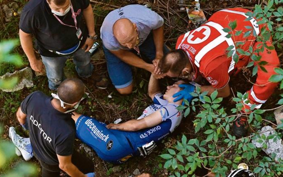 Remco Evenepoel po wypadku na trasie wyścigu w Lombardii