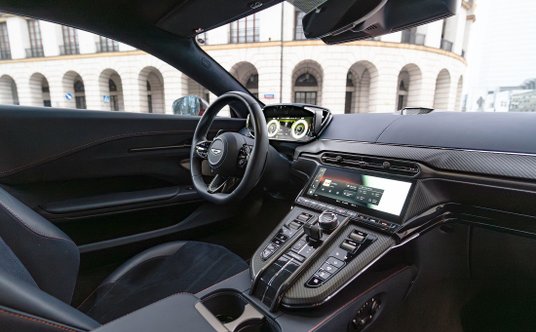 Wnętrze w Astonie Martinie Vantage jest zupełnie nowe. Teraz jest to ta jakość, materiały i wzornict