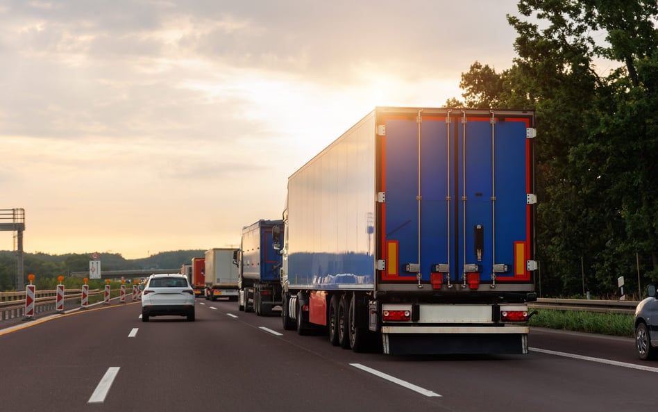 Transport drogowy mierzy się ze spadkiem zamówień, niskimi cenami frachtów oraz restrykcyjnym pakiet