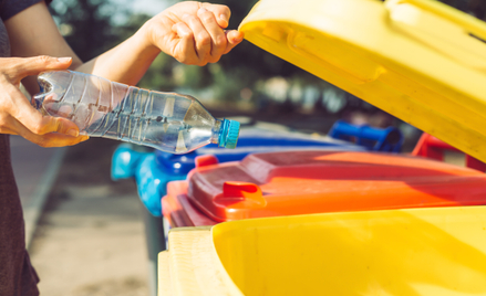 Koniec z wyrzucaniem plastikowych butelek do śmieci. Rząd wprowadza system kaucyjny