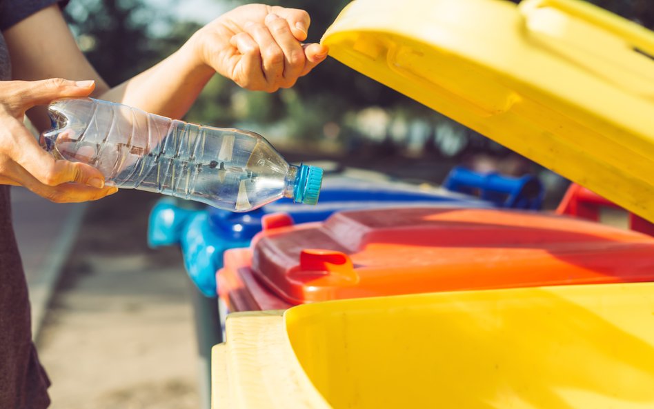 Koniec z wyrzucaniem plastikowych butelek do śmieci. Rząd wprowadza system kaucyjny