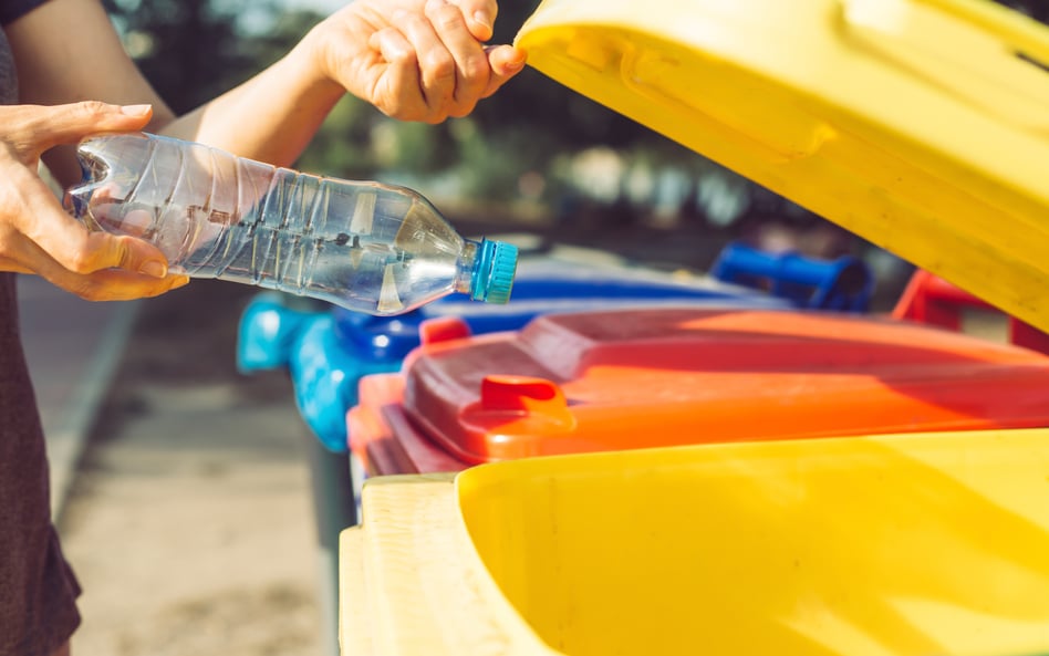 Koniec z wyrzucaniem plastikowych butelek do śmieci. Rząd wprowadza system kaucyjny