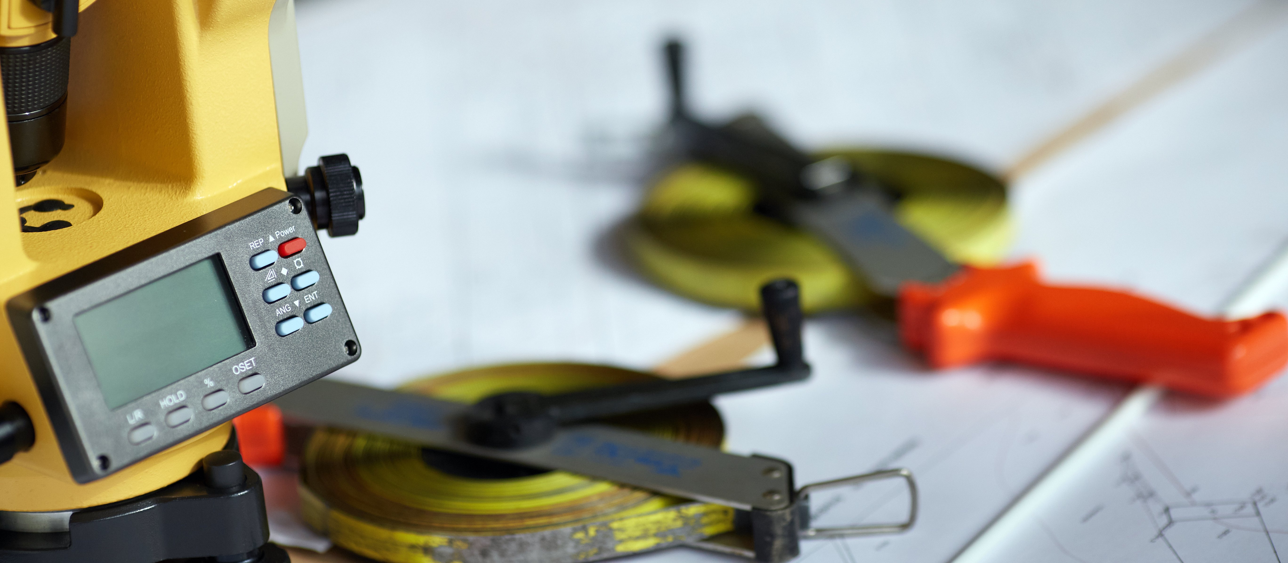 Po wyznaczeniu granicy działek komornik angażuje się na końcu