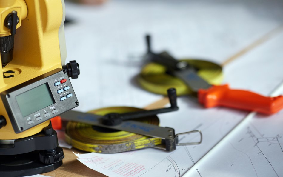 Po wyznaczeniu granicy działek komornik angażuje się na końcu