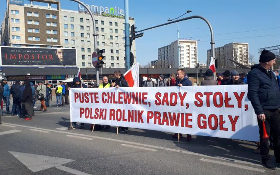 Protest kilkuset rolników sparaliżował ruch w centrum Warszawy