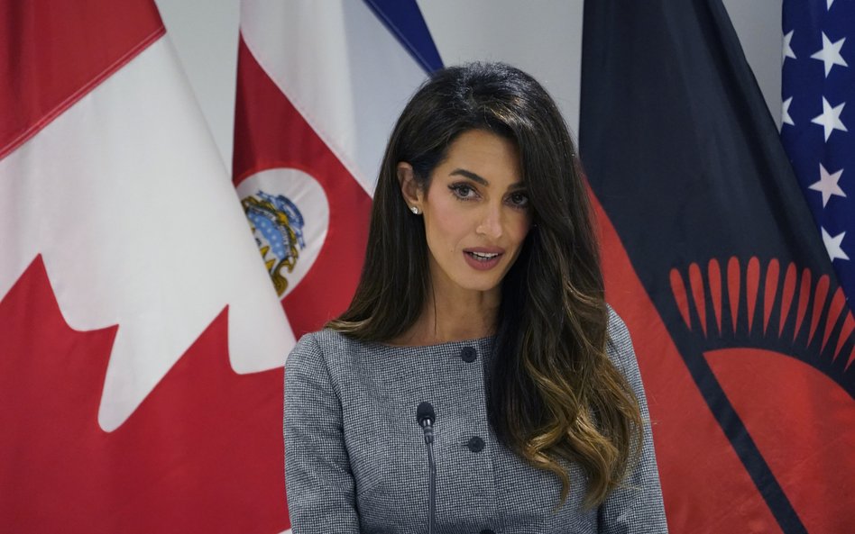 Amal Clooney to nie tylko żona sławnego męża. Ma uprawnienia do wykonywania zawodu prawnika w Stanac