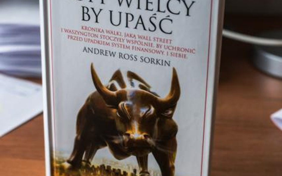 Zbyt wielcy, by upaść Andrew Ross Sorkin Kronika walki, jaką Wall Street i Waszyngton stoczyły wspól