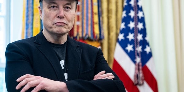 Elon Musk tańczy na scenie. Pakiet płacowy, jakiego świat nie widział