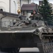 Ukraińscy żołnierze prowadzą bojowy wóz piechoty BMP w mieście Kostiantyniwka w obwodzie donieckim