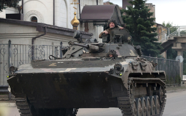 Ukraińscy żołnierze prowadzą bojowy wóz piechoty BMP w mieście Kostiantyniwka w obwodzie donieckim