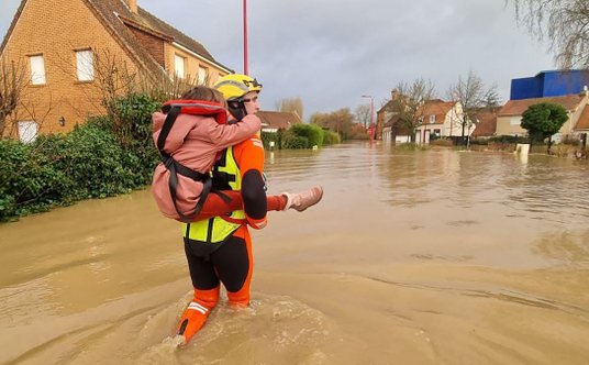 Ewakuacja mieszkańców z podtopionych domów w mieście Saint-Omer na północy Francji.