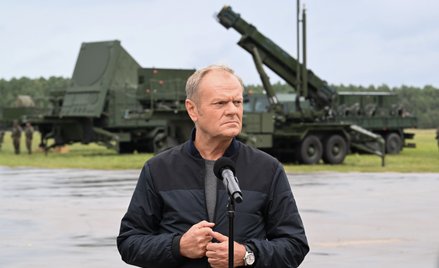 Premier Donald Tusk podczas wizyty na Centralnym Poligonie Sił Powietrznych w Ustce