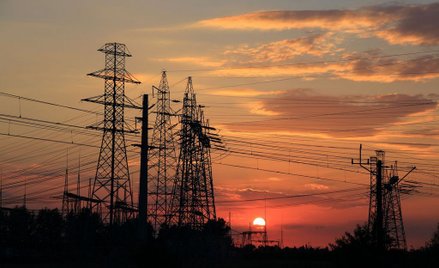 PGE: zyski w dół, kurs też