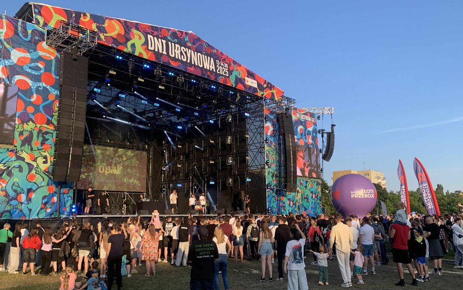 Kolorowe dekoracje i imponująca konstrukcja tworzyły tło dla występów artystów