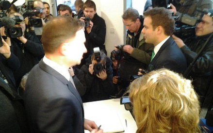 Na koniec Duda złożył wpis w księdze pamiątkowej