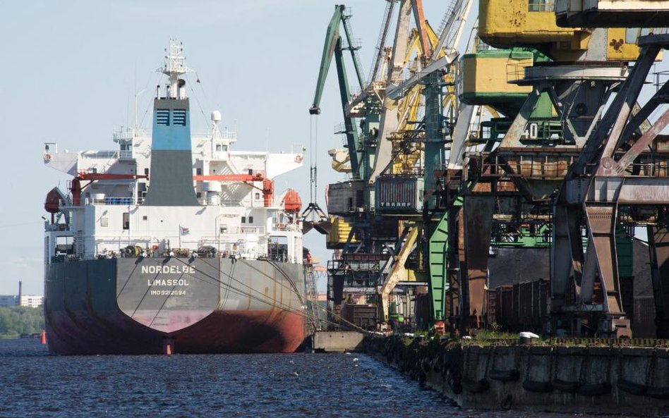 Port w Rydze traci na niskim popycie na rosyjski gaz i ropę