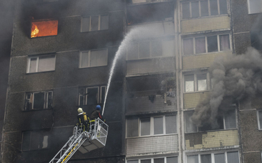 Strażacy gaszą pożar w jednym z budynków mieszkalnych w Kijowie po ataku Rosjan