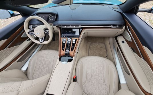 Aston Martin DB12 Volante