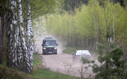 Służby w miejscu znalezienia szczątków rosyjskiej rakiety w lesie w okolicach miejscowości Zamość k.