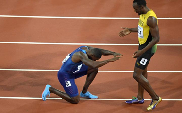 Justin Gatlin i Usain Bolt – nowy mistrz kłania się staremu. To zdjęcie przejdzie do historii