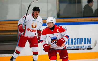 Prezydenci Białorusi i Rosji Aleksander Łukaszenko i Władimir Putin od lat grają w jednej drużynie, 