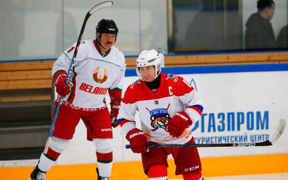Prezydenci Białorusi i Rosji Aleksander Łukaszenko i Władimir Putin od lat grają w jednej drużynie, 
